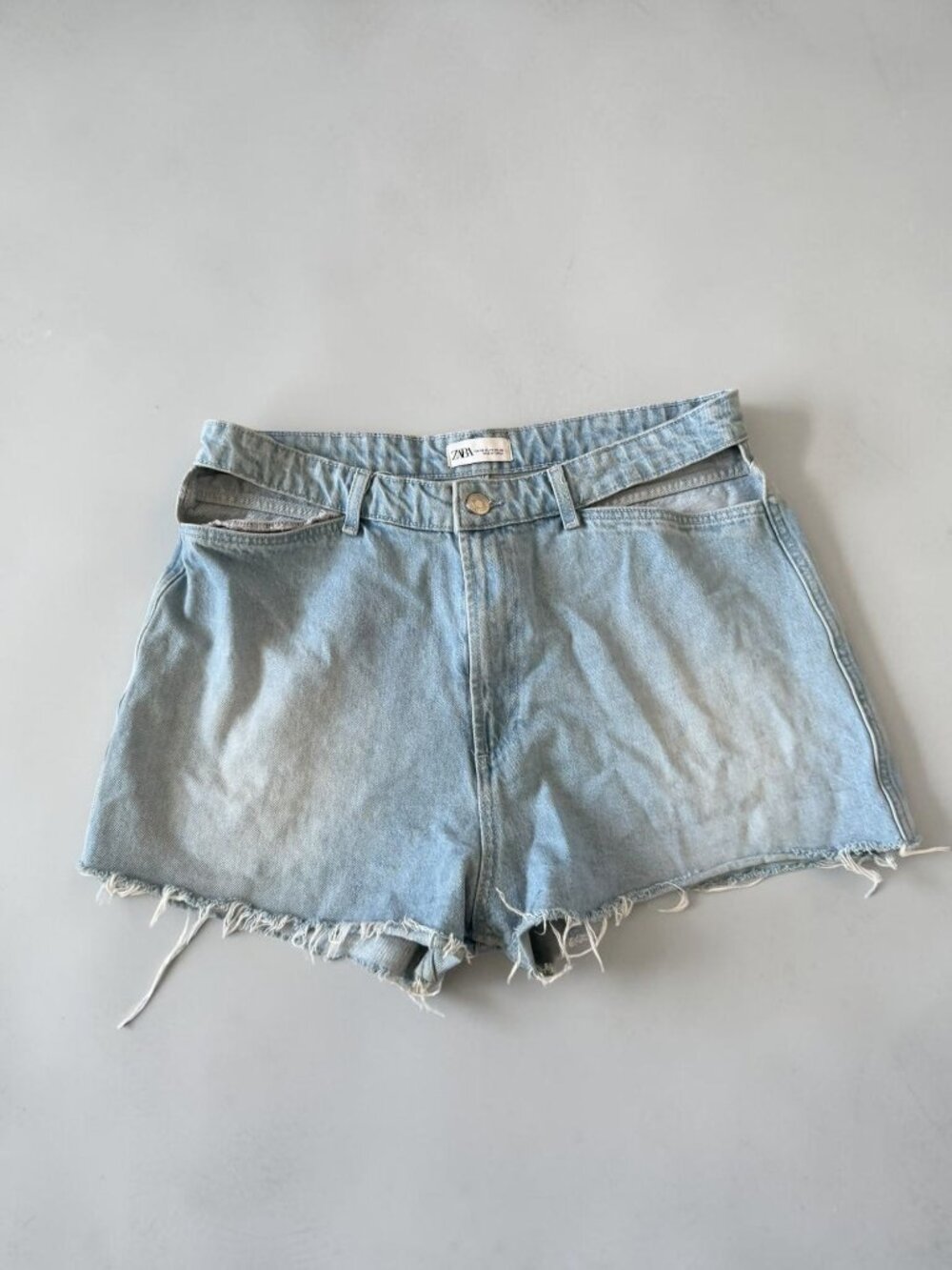 ZARA Women’s Light Wash Cutout Denim Shorts Size US 14